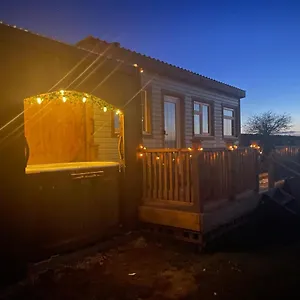 Keepers Shepherd Hut With Hot Tub Chalet